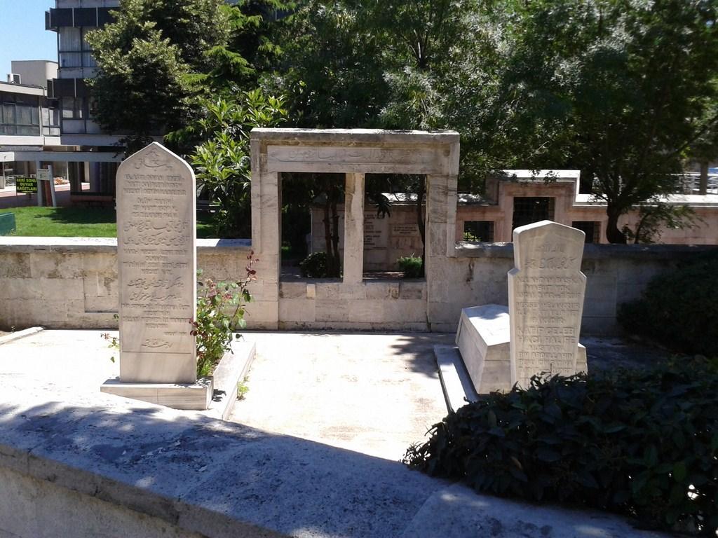 C:\Users\alialpercetin\Desktop\KÂTİP ÇELEBİ\Kâtip Çelebi Kabri- İstanbul Unkapanı.jpg